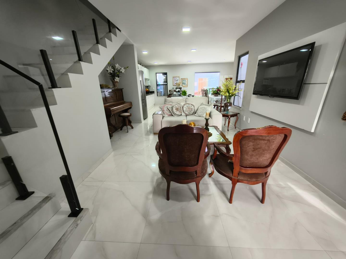 Casa Duplex Nova com 4 Suítes, 177 m² e Excelente Acabamento – R$ 720 Mil