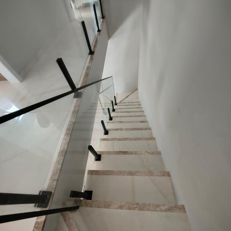 Casa Duplex Nova com 4 Suítes, 177 m² e Excelente Acabamento – R$ 720 Mil
