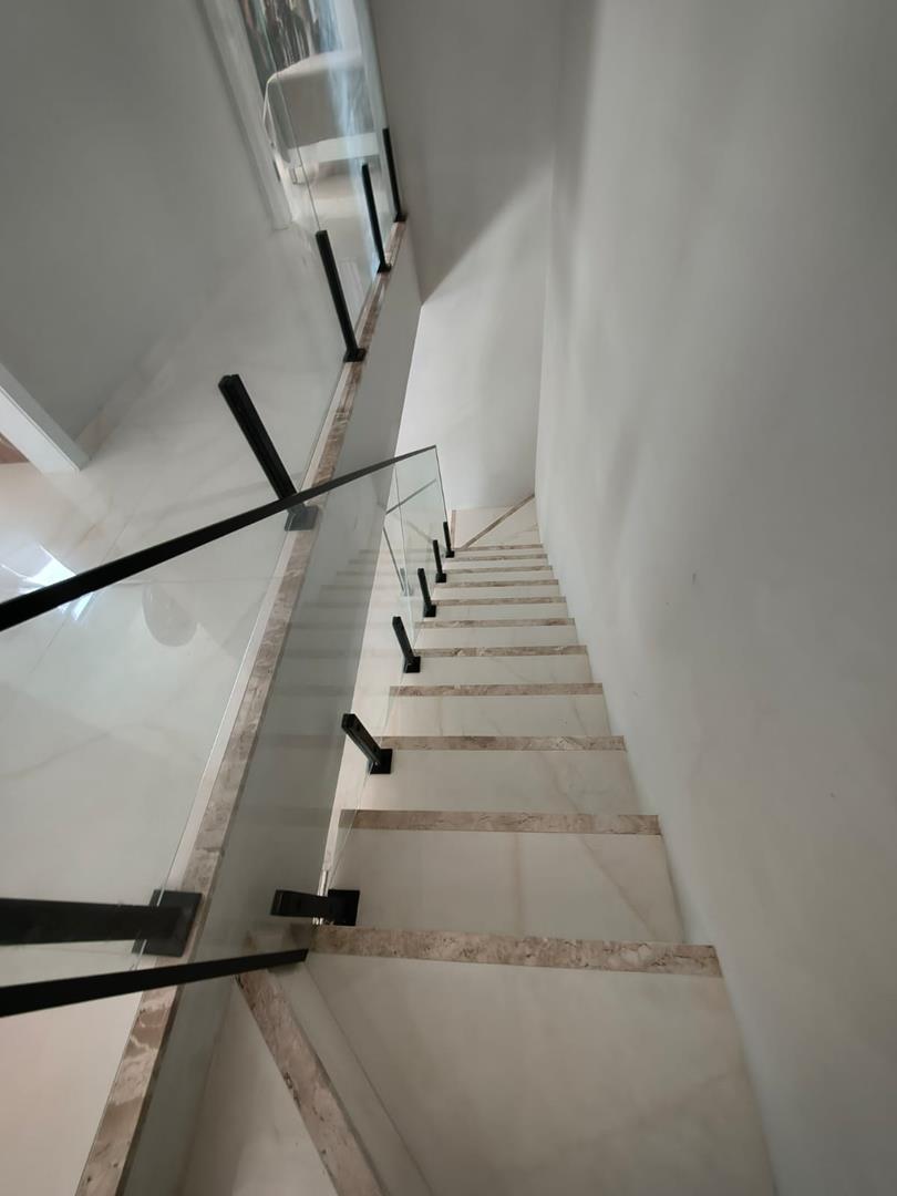 Casa Duplex Nova com 4 Suítes, 177 m² e Excelente Acabamento – R$ 720 Mil