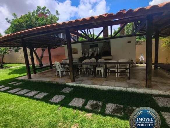 Casa à Venda no bairro Engenheiro Luciano Cavalcante com 4 Suítes com acesso por duas ruas.