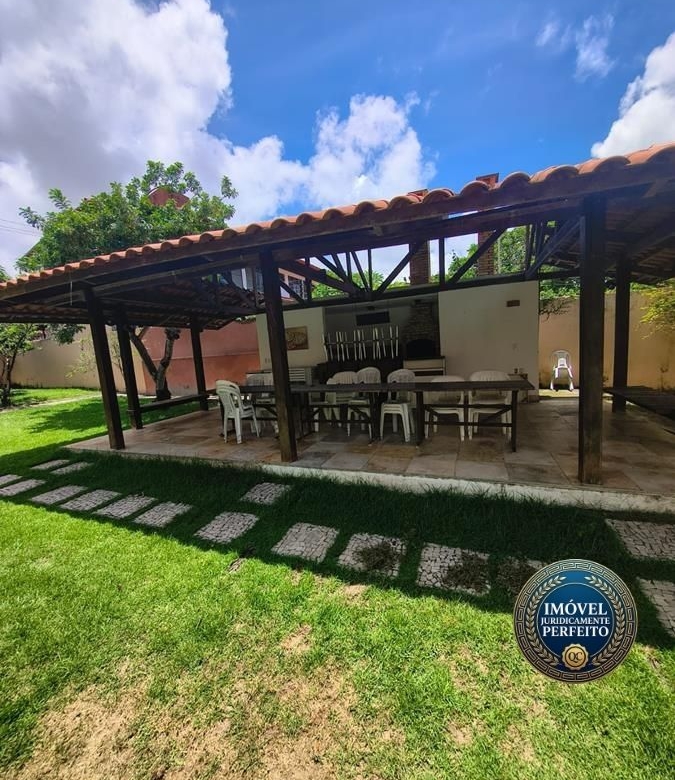 Casa à Venda no bairro Engenheiro Luciano Cavalcante com 4 Suítes com acesso por duas ruas.