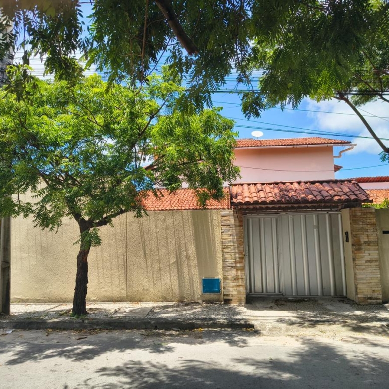 Casa à Venda no bairro Engenheiro Luciano Cavalcante com 4 Suítes com acesso por duas ruas.