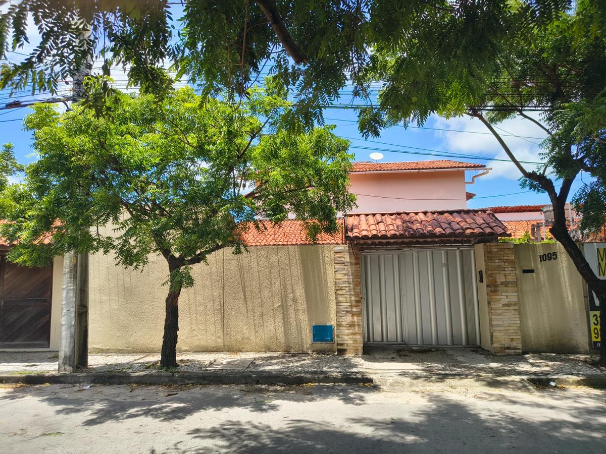 Casa à Venda no bairro Engenheiro Luciano Cavalcante com 4 Suítes com acesso por duas ruas.