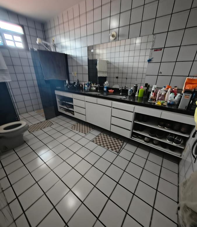 Casa à Venda no bairro Engenheiro Luciano Cavalcante com 4 Suítes com acesso por duas ruas.