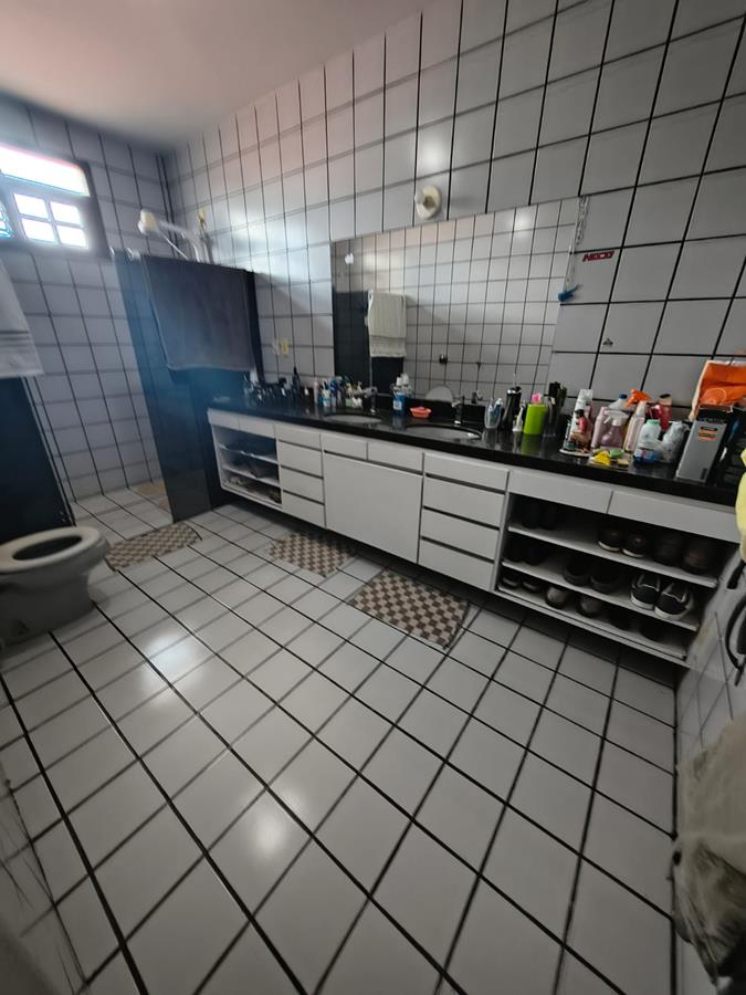 Casa à Venda no bairro Engenheiro Luciano Cavalcante com 4 Suítes com acesso por duas ruas.
