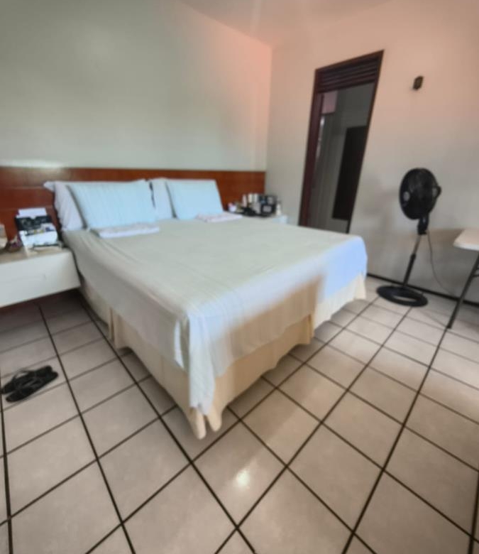 Casa à Venda no bairro Engenheiro Luciano Cavalcante com 4 Suítes com acesso por duas ruas.