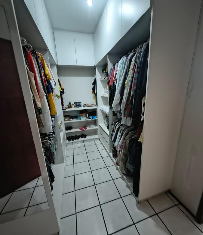 Casa à Venda no bairro Engenheiro Luciano Cavalcante com 4 Suítes com acesso por duas ruas.