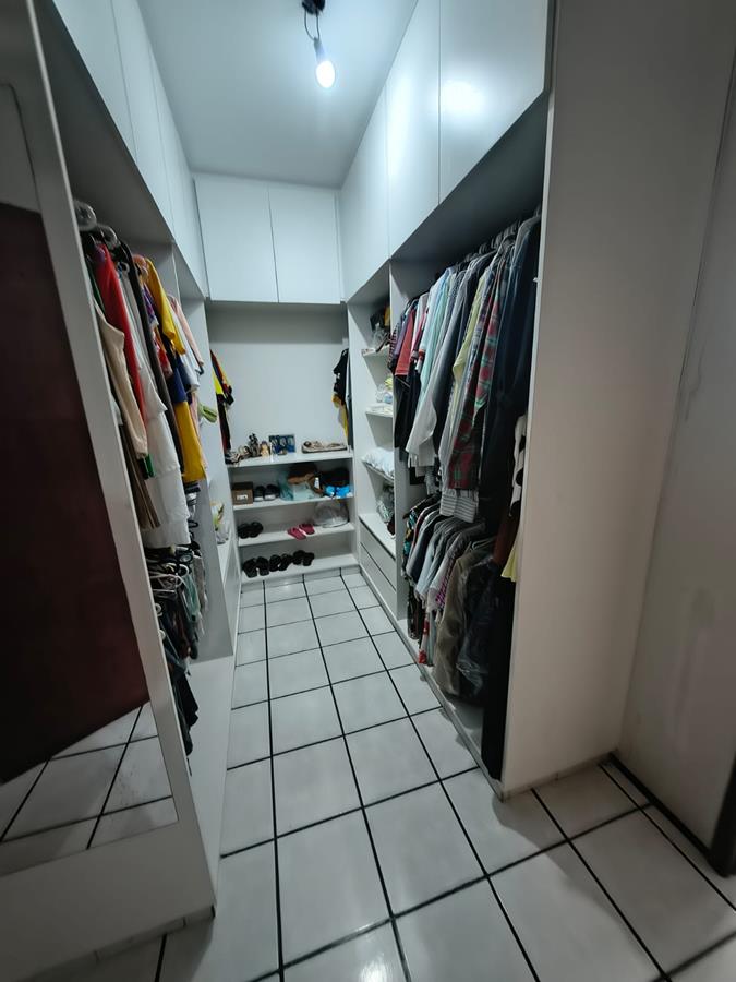Casa à Venda no bairro Engenheiro Luciano Cavalcante com 4 Suítes com acesso por duas ruas.