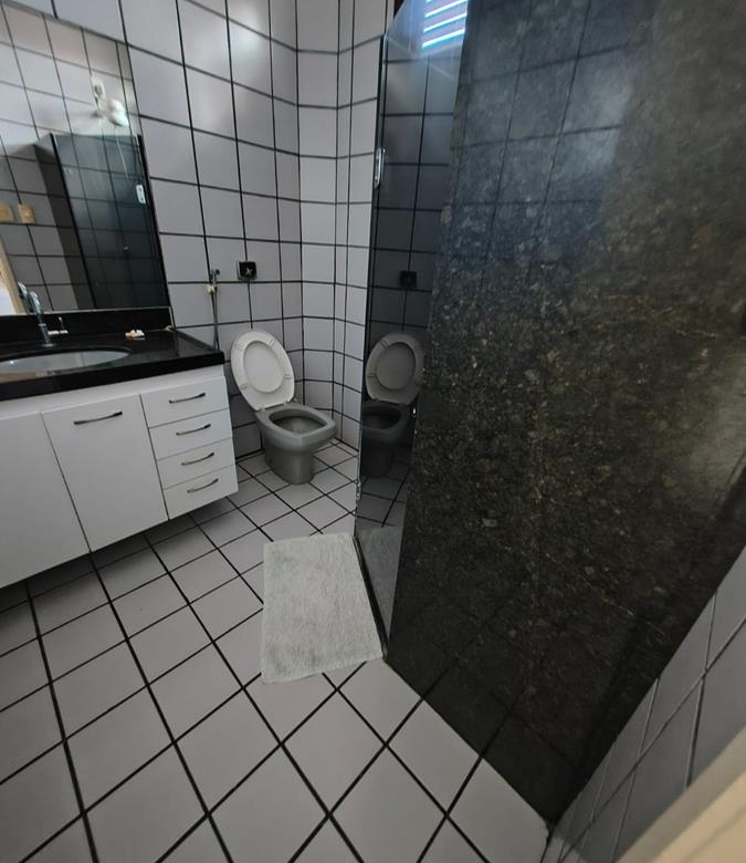 Casa à Venda no bairro Engenheiro Luciano Cavalcante com 4 Suítes com acesso por duas ruas.