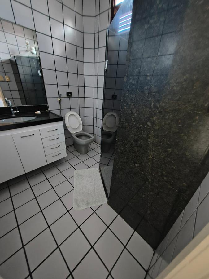 Casa à Venda no bairro Engenheiro Luciano Cavalcante com 4 Suítes com acesso por duas ruas.