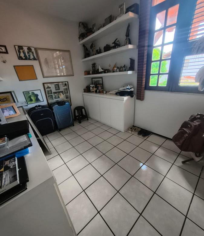 Casa à Venda no bairro Engenheiro Luciano Cavalcante com 4 Suítes com acesso por duas ruas.
