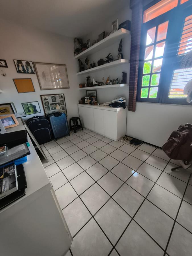 Casa à Venda no bairro Engenheiro Luciano Cavalcante com 4 Suítes com acesso por duas ruas.