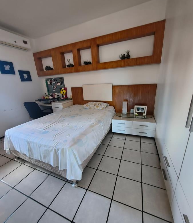 Casa à Venda no bairro Engenheiro Luciano Cavalcante com 4 Suítes com acesso por duas ruas.