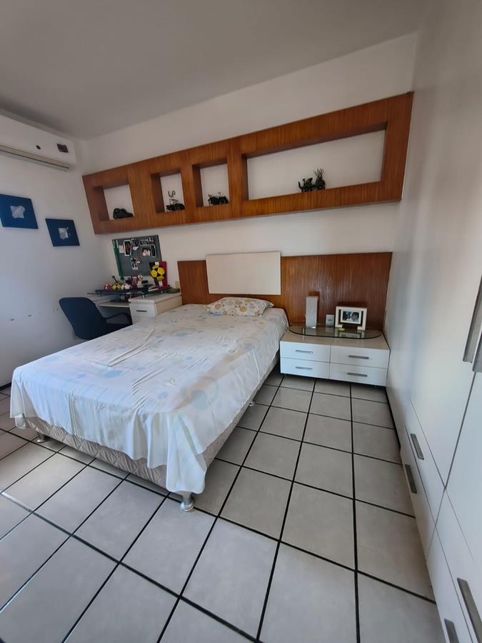 Casa à Venda no bairro Engenheiro Luciano Cavalcante com 4 Suítes com acesso por duas ruas.