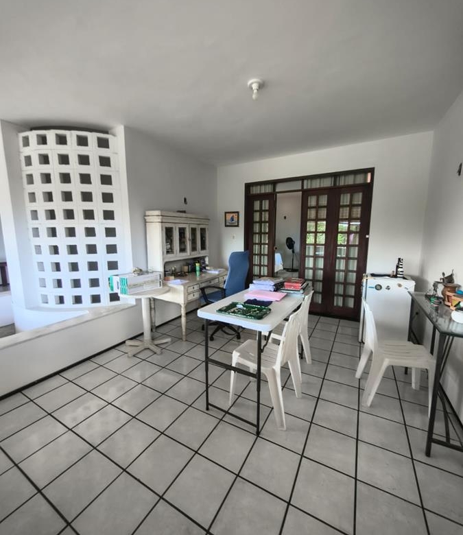 Casa à Venda no bairro Engenheiro Luciano Cavalcante com 4 Suítes com acesso por duas ruas.