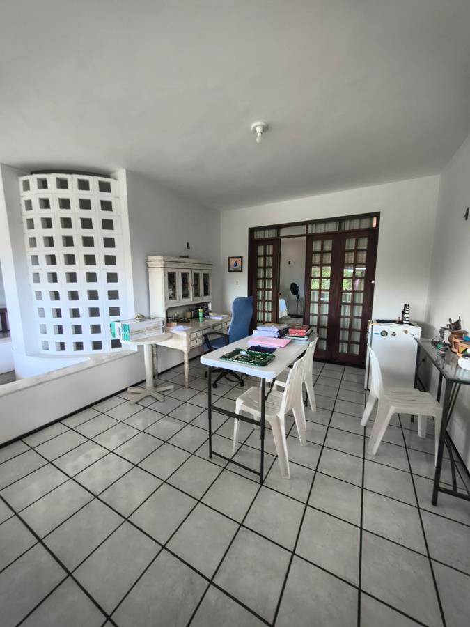 Casa à Venda no bairro Engenheiro Luciano Cavalcante com 4 Suítes com acesso por duas ruas.