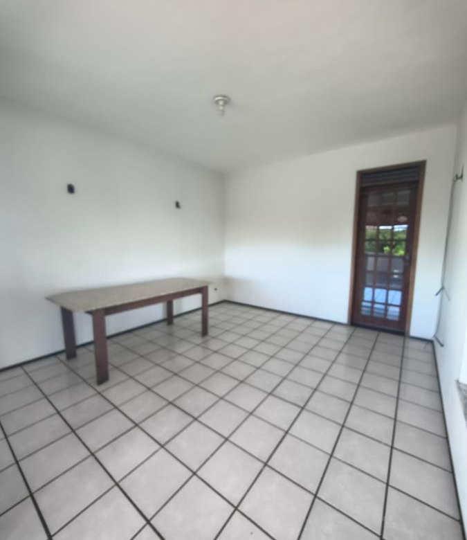 Casa à Venda no bairro Engenheiro Luciano Cavalcante com 4 Suítes com acesso por duas ruas.