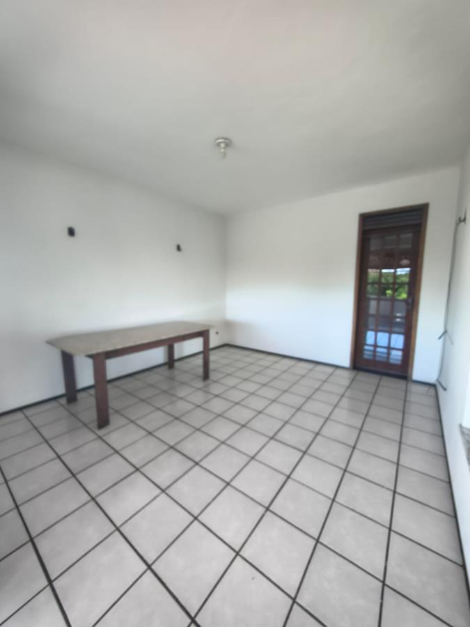 Casa à Venda no bairro Engenheiro Luciano Cavalcante com 4 Suítes com acesso por duas ruas.
