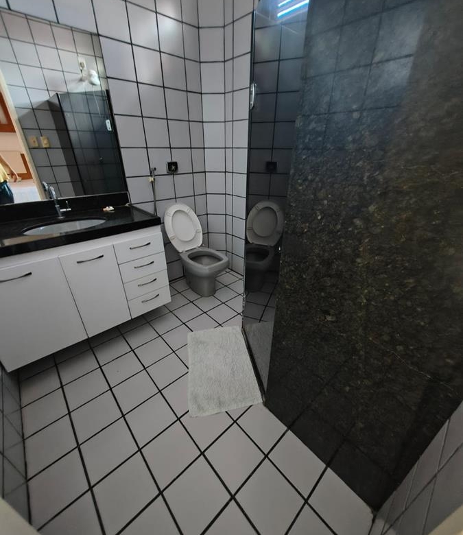 Casa à Venda no bairro Engenheiro Luciano Cavalcante com 4 Suítes com acesso por duas ruas.
