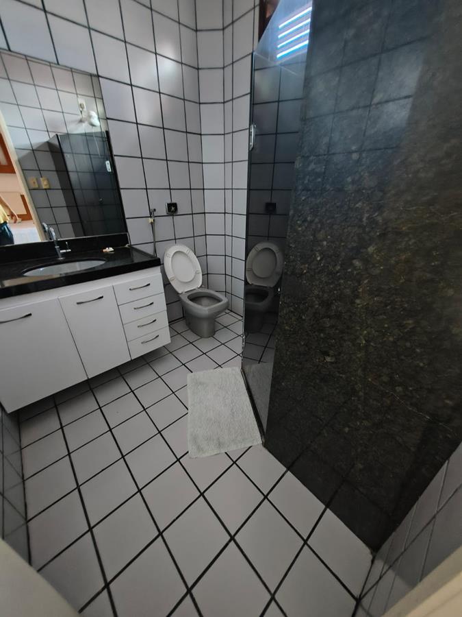 Casa à Venda no bairro Engenheiro Luciano Cavalcante com 4 Suítes com acesso por duas ruas.