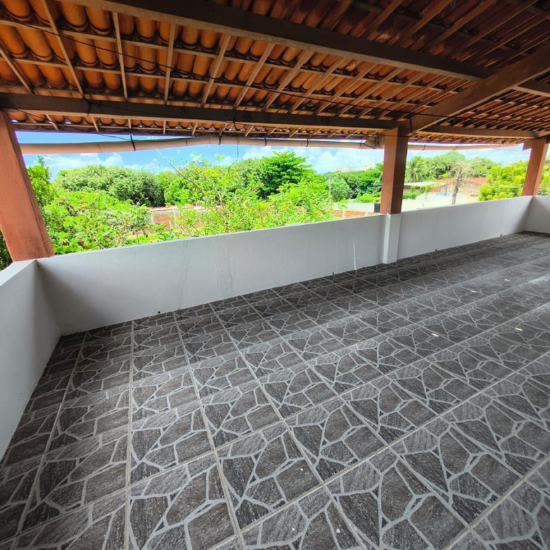 Casa à Venda no bairro Engenheiro Luciano Cavalcante com 4 Suítes com acesso por duas ruas.