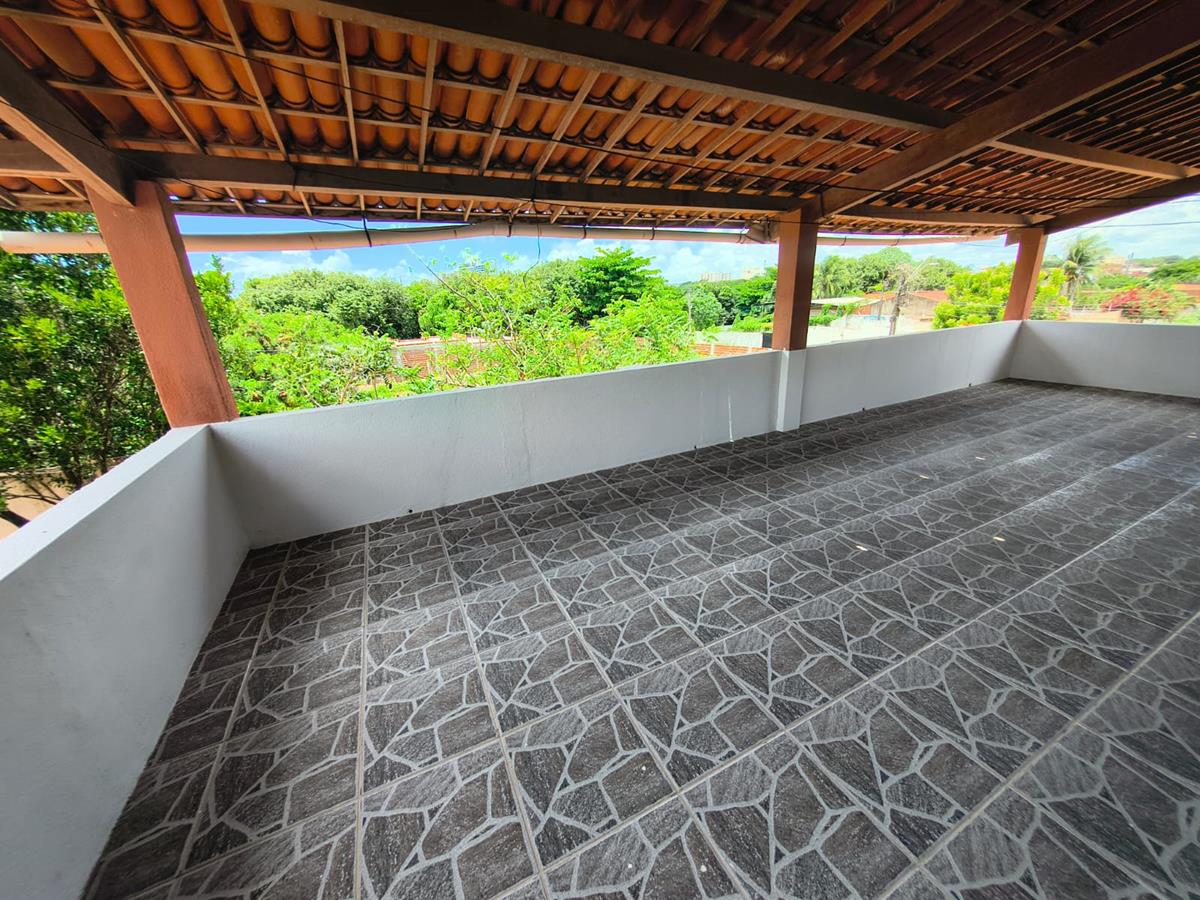 Casa à Venda no bairro Engenheiro Luciano Cavalcante com 4 Suítes com acesso por duas ruas.