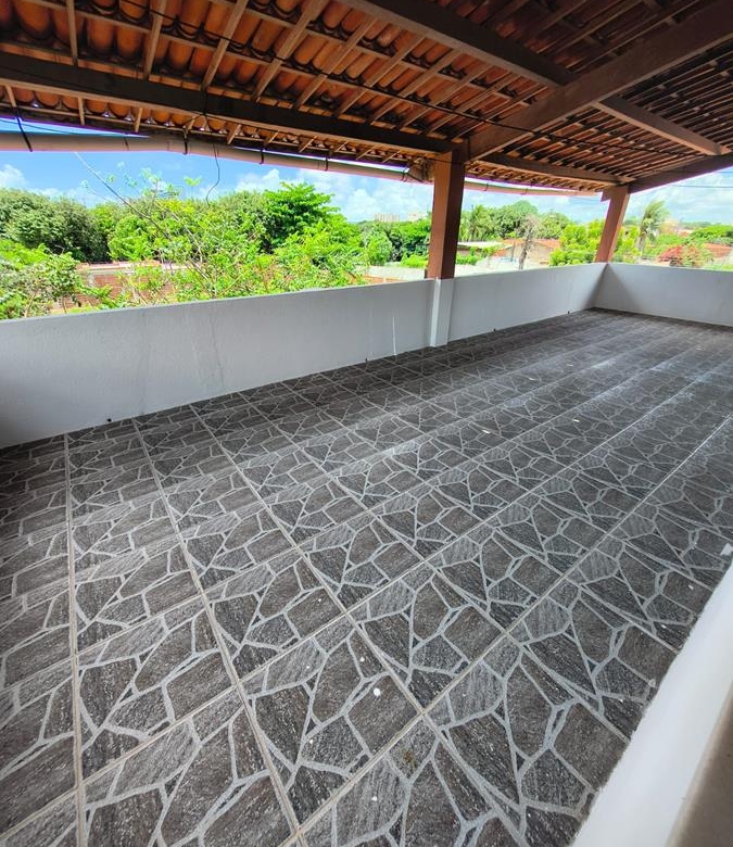 Casa à Venda no bairro Engenheiro Luciano Cavalcante com 4 Suítes com acesso por duas ruas.