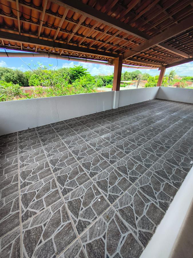 Casa à Venda no bairro Engenheiro Luciano Cavalcante com 4 Suítes com acesso por duas ruas.