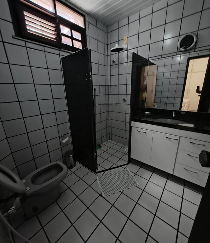 Casa à Venda no bairro Engenheiro Luciano Cavalcante com 4 Suítes com acesso por duas ruas.