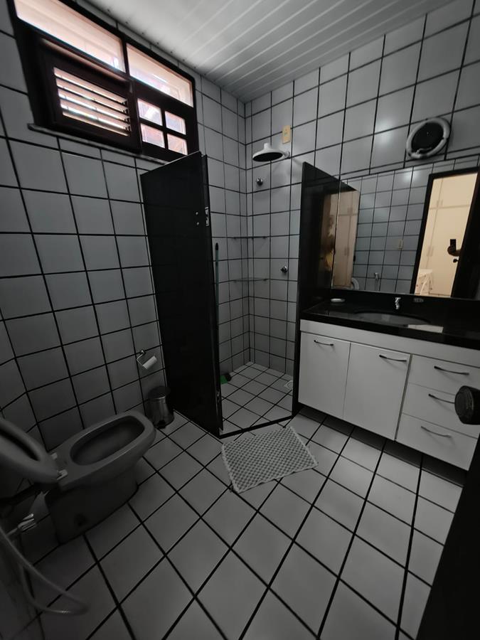Casa à Venda no bairro Engenheiro Luciano Cavalcante com 4 Suítes com acesso por duas ruas.