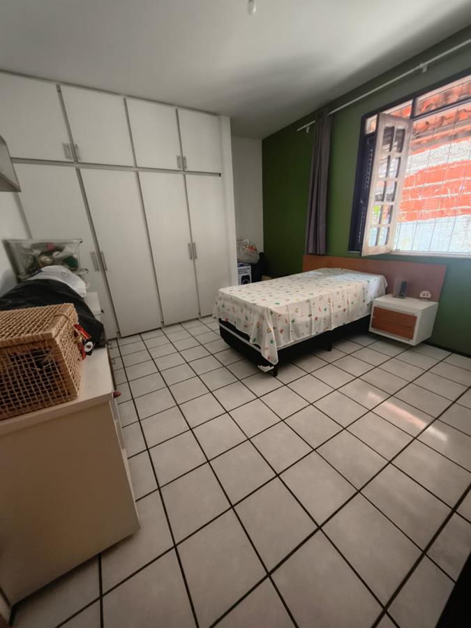 Casa à Venda no bairro Engenheiro Luciano Cavalcante com 4 Suítes com acesso por duas ruas.
