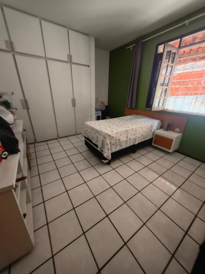 Casa à Venda no bairro Engenheiro Luciano Cavalcante com 4 Suítes com acesso por duas ruas.