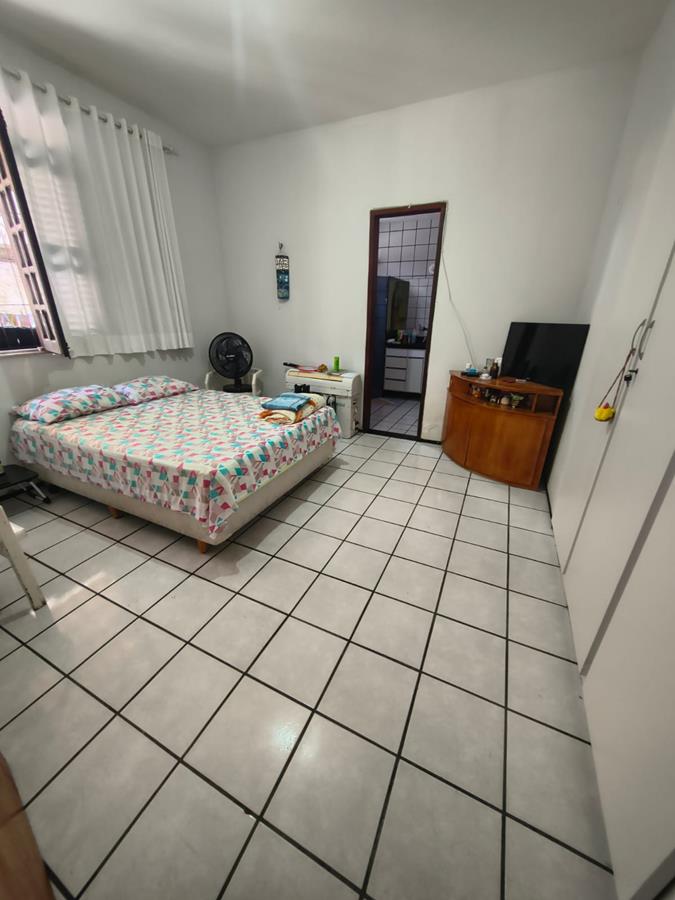Casa à Venda no bairro Engenheiro Luciano Cavalcante com 4 Suítes com acesso por duas ruas.