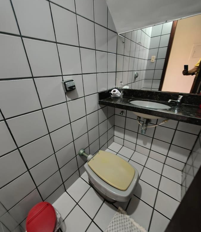 Casa à Venda no bairro Engenheiro Luciano Cavalcante com 4 Suítes com acesso por duas ruas.