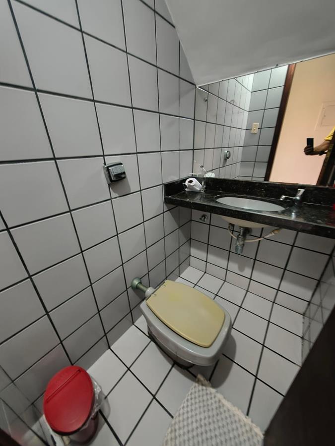 Casa à Venda no bairro Engenheiro Luciano Cavalcante com 4 Suítes com acesso por duas ruas.