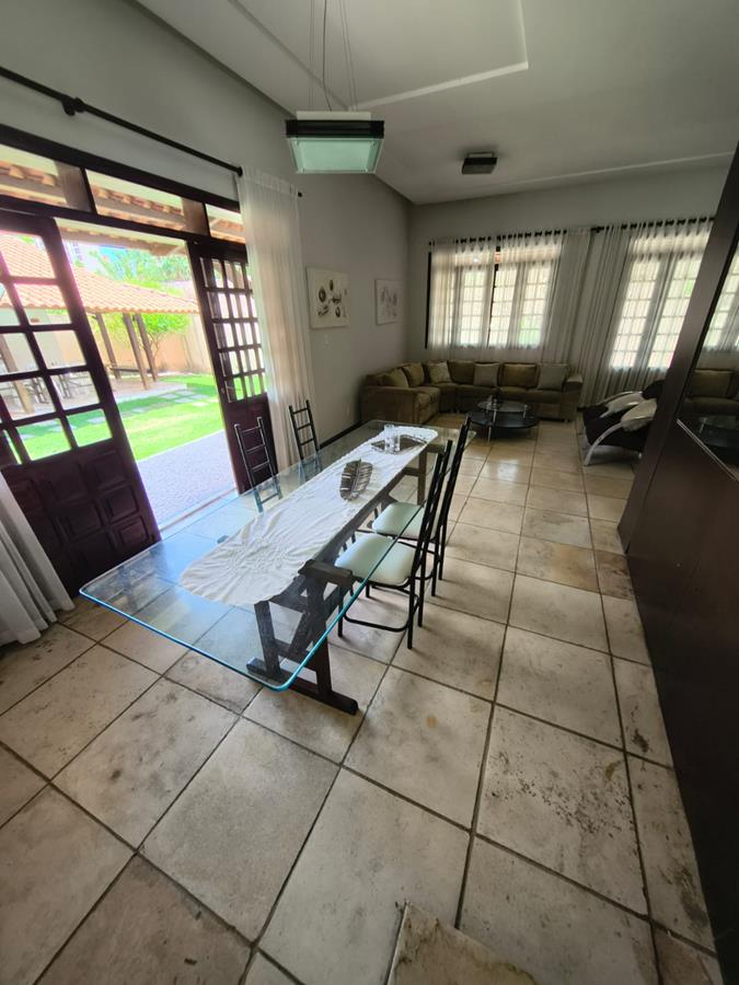Casa à Venda no bairro Engenheiro Luciano Cavalcante com 4 Suítes com acesso por duas ruas.