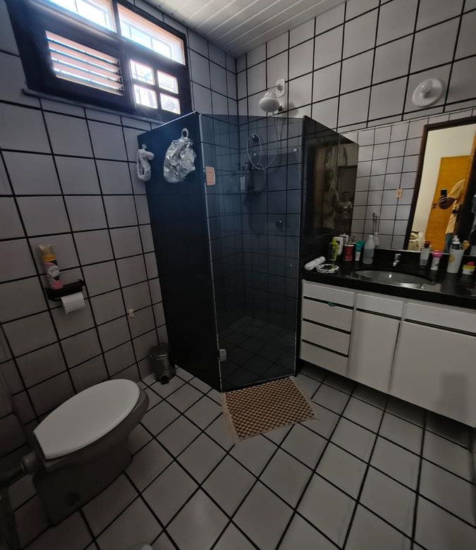 Casa à Venda no bairro Engenheiro Luciano Cavalcante com 4 Suítes com acesso por duas ruas.