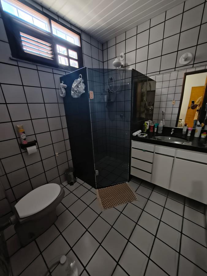 Casa à Venda no bairro Engenheiro Luciano Cavalcante com 4 Suítes com acesso por duas ruas.