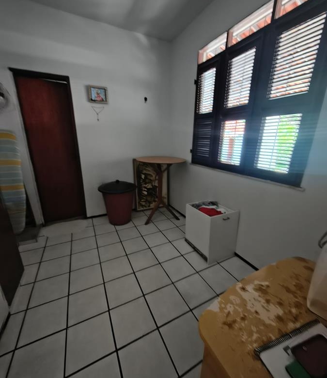 Casa à Venda no bairro Engenheiro Luciano Cavalcante com 4 Suítes com acesso por duas ruas.