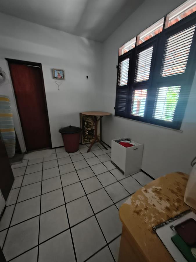 Casa à Venda no bairro Engenheiro Luciano Cavalcante com 4 Suítes com acesso por duas ruas.