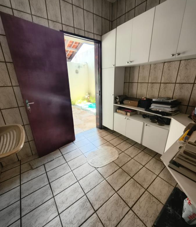 Casa à Venda no bairro Engenheiro Luciano Cavalcante com 4 Suítes com acesso por duas ruas.
