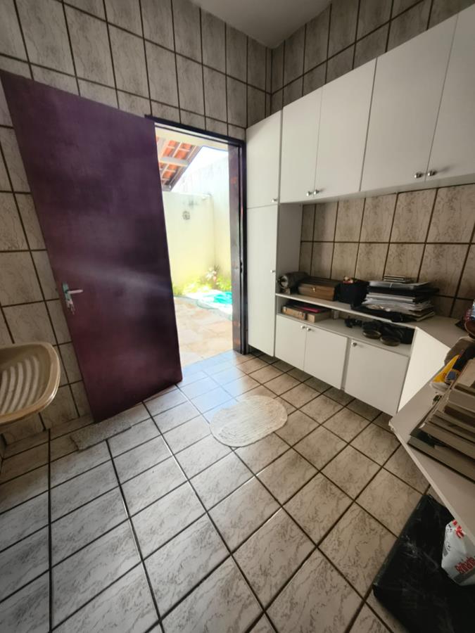 Casa à Venda no bairro Engenheiro Luciano Cavalcante com 4 Suítes com acesso por duas ruas.