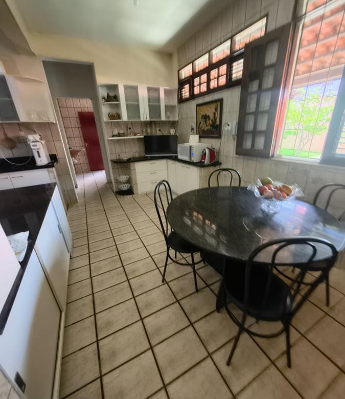 Casa à Venda no bairro Engenheiro Luciano Cavalcante com 4 Suítes com acesso por duas ruas.
