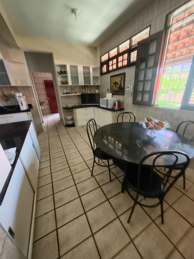 Casa à Venda no bairro Engenheiro Luciano Cavalcante com 4 Suítes com acesso por duas ruas.