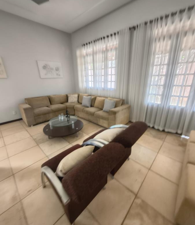 Casa à Venda no bairro Engenheiro Luciano Cavalcante com 4 Suítes com acesso por duas ruas.