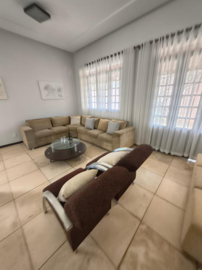 Casa à Venda no bairro Engenheiro Luciano Cavalcante com 4 Suítes com acesso por duas ruas.