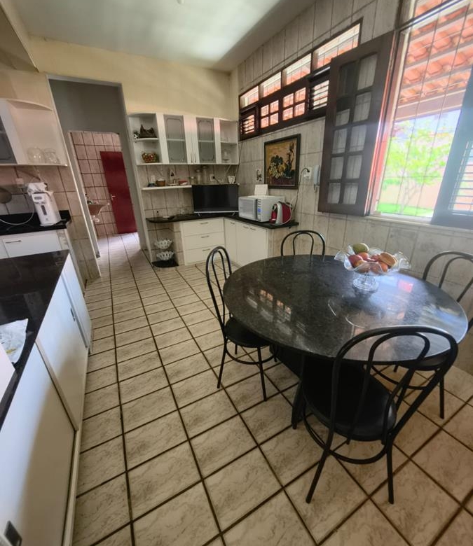 Casa à Venda no bairro Engenheiro Luciano Cavalcante com 4 Suítes com acesso por duas ruas.