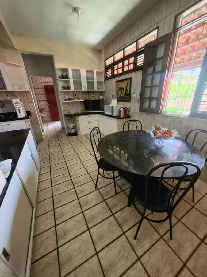 Casa à Venda no bairro Engenheiro Luciano Cavalcante com 4 Suítes com acesso por duas ruas.