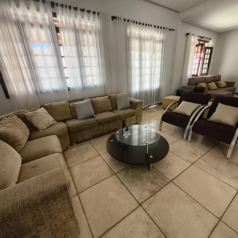 Casa à Venda no bairro Engenheiro Luciano Cavalcante com 4 Suítes com acesso por duas ruas.