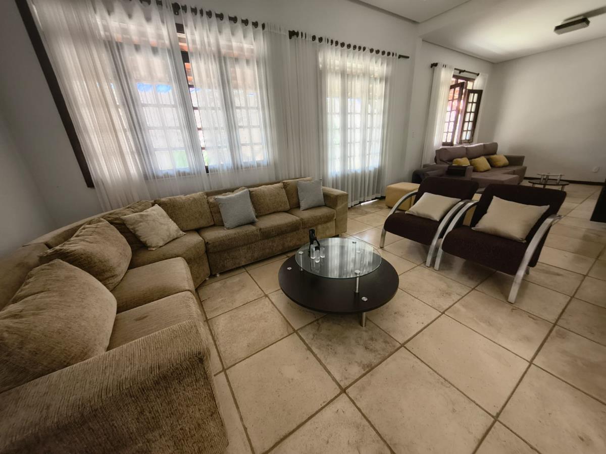 Casa à Venda no bairro Engenheiro Luciano Cavalcante com 4 Suítes com acesso por duas ruas.